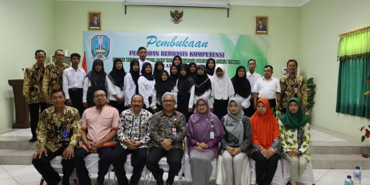 BUKA PELATIHAN BERBASIS KOMPETENSI KADISNAKERTRANS JATIM : SEMUA ORANG HARUS MENJADI PROFESIONAL