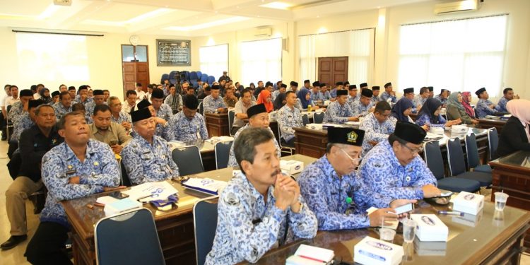 Rakor Sensus Penduduk 2020 Bupati : Semua OPD Harus Memenuhi Target Sensus Penduduk Online.