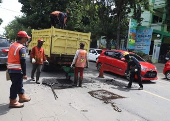 Jalan Berlubang Hari Ini Diperbaiki.