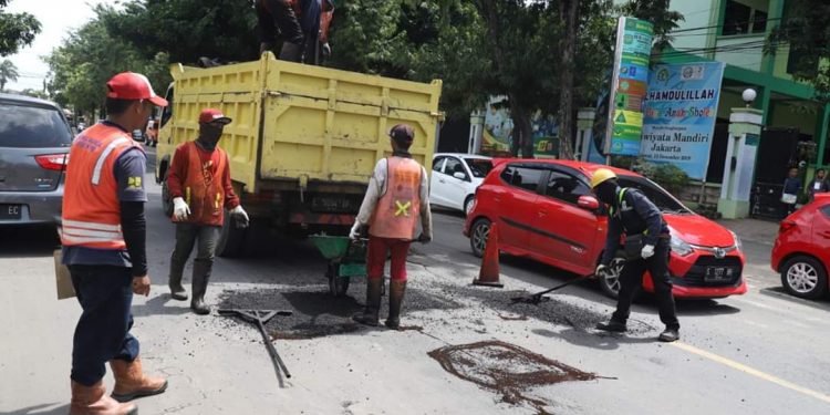 Jalan Berlubang Hari Ini Diperbaiki.