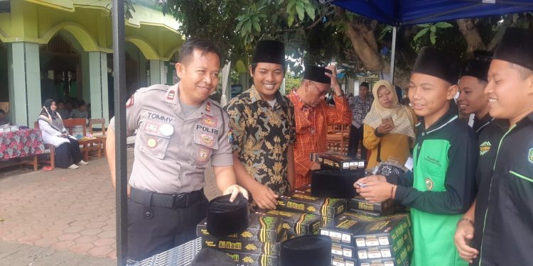 Kapolsek Rengel Dukung Kreativitas Pelajar Dalam Berkarya. Iptu Tommy : Produknya Bagus Sama Seperti Yang Ada di Pasaran