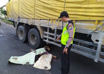 Akibat Jalan Berlubang , Pemotor Tewas Setelah Tabrak Truk Tronton PT.SILOG.