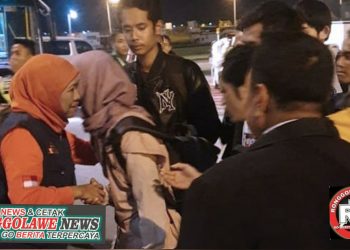 Disambut Gubernur Khofifah, Tiga Mahasiswa Asal Tuban Tiba Dikampung Halaman.