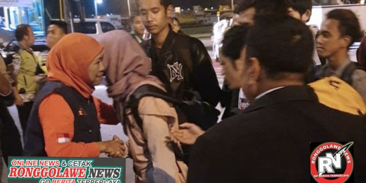 Disambut Gubernur Khofifah, Tiga Mahasiswa Asal Tuban Tiba Dikampung Halaman.