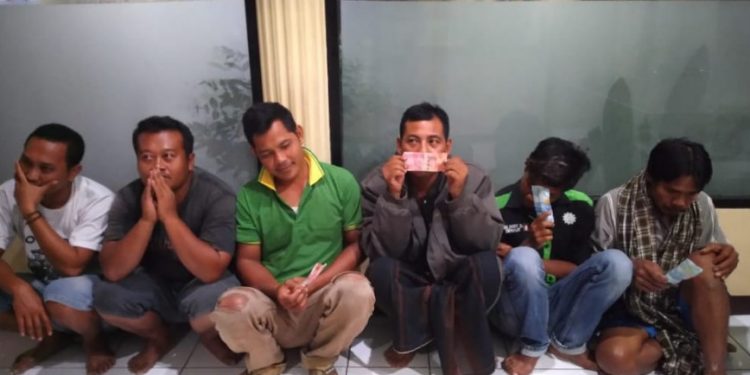 Saat Asyik Main Judi Kyu-kyu dan Dadu , Di Cokok Team Marong Polres Tuban.