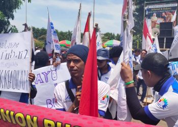 Massa FSPMI Tuban Gelar Aksi Demo Terkait PHK 29 Pekerja Oleh PT.Swabina Gatra