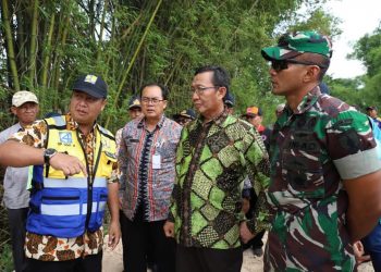 Dandim 0811 Dampingi Bupati Tuban Tinjau Tanggul Bengawan Solo di Sembungrejo.