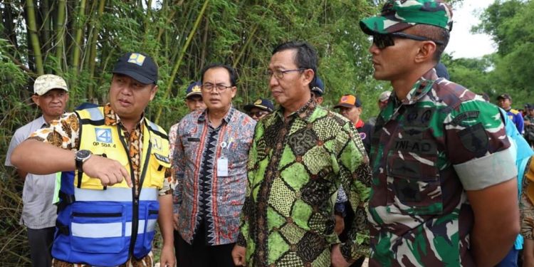 Dandim 0811 Dampingi Bupati Tuban Tinjau Tanggul Bengawan Solo di Sembungrejo.