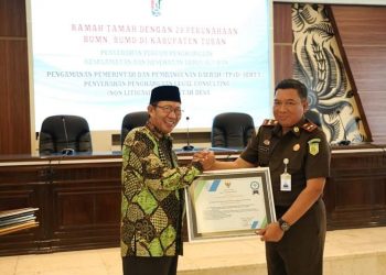 Kajari Tuban Terima Piagam Penghargaan Dari Pemkab Tuban. Bupati : Keterlambatan Proyek Disebabkan Hal Teknis Pengembang.