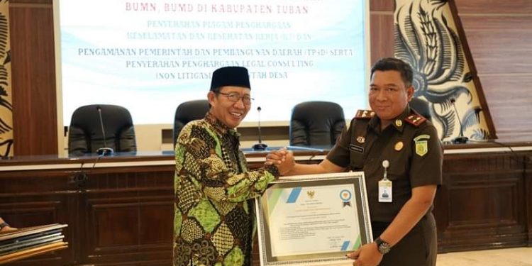 Kajari Tuban Terima Piagam Penghargaan Dari Pemkab Tuban. Bupati : Keterlambatan Proyek Disebabkan Hal Teknis Pengembang.