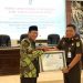 Kajari Tuban Terima Piagam Penghargaan Dari Pemkab Tuban. Bupati : Keterlambatan Proyek Disebabkan Hal Teknis Pengembang.