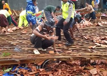 Tiga Rumah di Kenduruan Roboh dan Puluhan Rumah Rusak Di Terjang Puting Beliung.