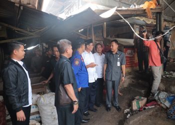 Kadis Koperindag Dampingi Bupati Tinjau Penanganan Paska Kebakaran Pasar Baru