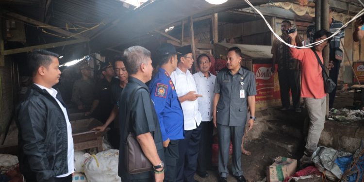 Kadis Koperindag Dampingi Bupati Tinjau Penanganan Paska Kebakaran Pasar Baru