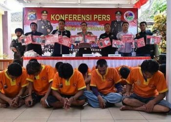Dalam Konferensi pers Polres Lamongan Bekuk 14 Pemakai dan Pengedar Narkoba  Kapolres : Dua Tersangka Dari Kabupaten Tuban