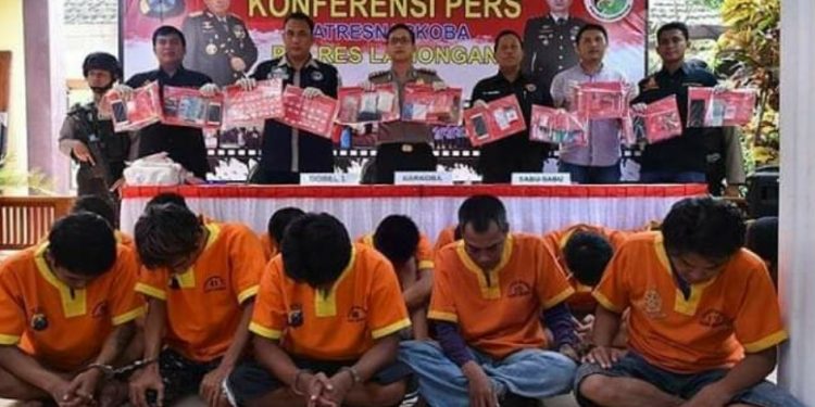 Dalam Konferensi pers Polres Lamongan Bekuk 14 Pemakai dan Pengedar Narkoba Kapolres : Dua Tersangka Dari Kabupaten Tuban