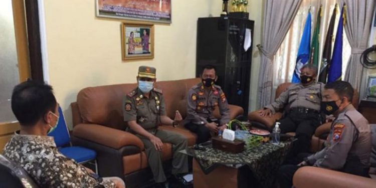 Kegiatan Tatap Muka Di SMAN I Tuban Terpaksa Dibubarkan Satgas Covid-19