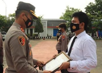 4 Anggota Polres Tuban Terima Penghargaan Dari Kapolres , Setelah Sukses Donorkan Plasma Konvalesen