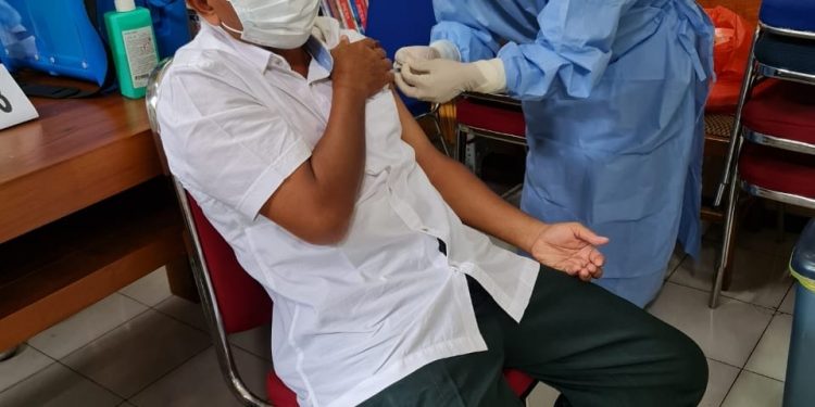 Forkopimda Terima Vaksinasi Kedua. Ketua DPRD Tuban : Insya Allah Vaksin Halal dan Aman