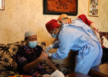 Bupati Tuban Terima Pemberian Vaksin Dosis Pertama Dikediamannya