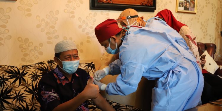 Bupati Tuban Terima Pemberian Vaksin Dosis Pertama Dikediamannya