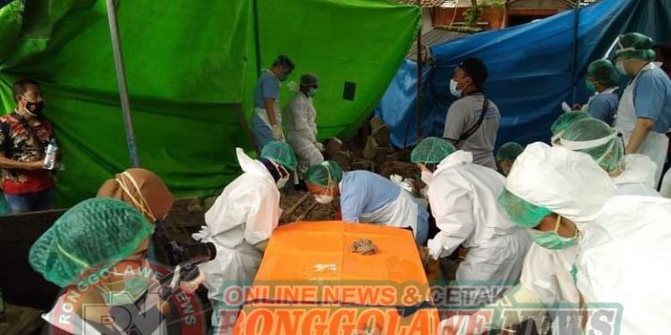 Untuk Keperluan Autopsi , Makam Pria Asal Rembang di Bongkar Satreskrim Polres Tuban