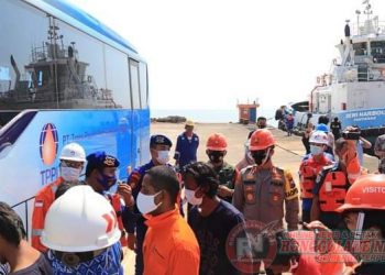 16 ABK Kapal Yang Terbakar Dievakuasi Di TPPI Tuban