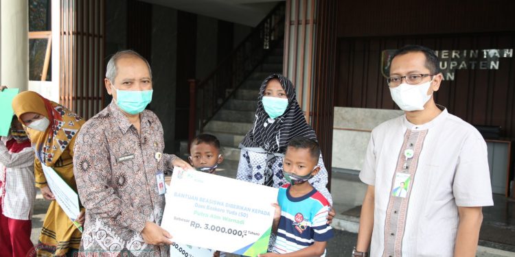 Sebanyak 21 Anak Ahli Waris Peserta BP Jamsostek Terima Beasiswa