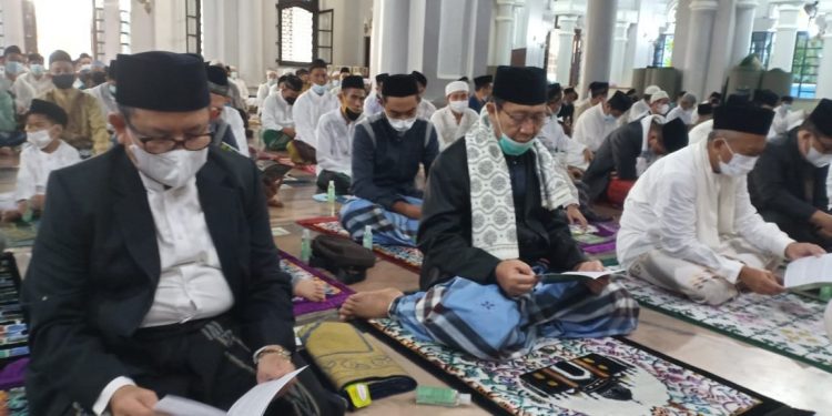 Pamit dan Sampaikan Kesalahan Kekurangan, Saat Bupati Tuban Ikuti Sholat Idul Fitri 1442 H