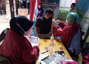 Kodim 0811 Tuban Gelar Vaksinasi Massal Di Wisata Pantai Kelapa