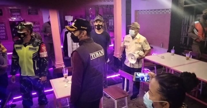Cafe Cozy Ditertibkan Petugas Gabungan Menindaklanjuti PPKM Darurat Covid-19