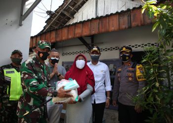 Pemkab, Kodim 0811, Polres Tuban Bersama Yayasan Budha Tzu Chi Bagikan Beras