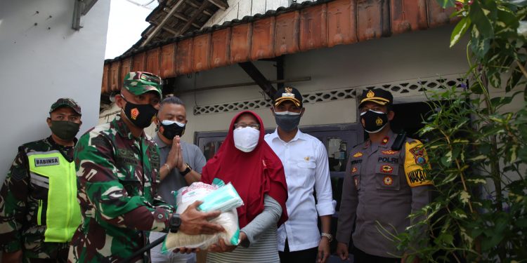 Pemkab, Kodim 0811, Polres Tuban Bersama Yayasan Budha Tzu Chi Bagikan Beras