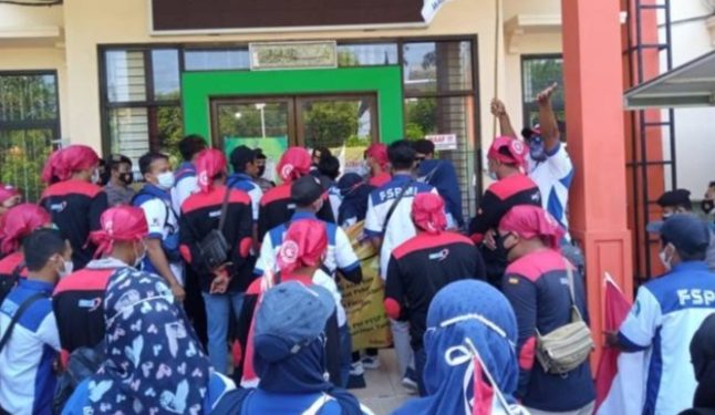 Dianggap Cuekin Buruh, Dinas PMPTSP dan Naker Digeruduk FSPMI