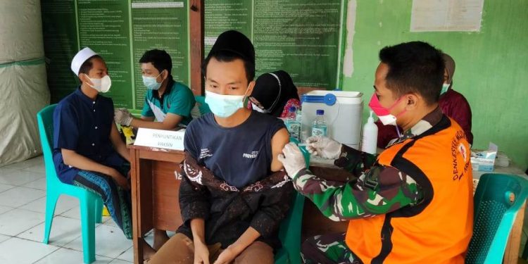 Kodim 0811 Tuban Suntikkan 7750 Dosis Vaksin di Kalangan Santri Dan Pelajar