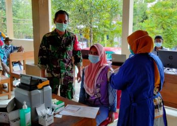 Babinsa Ramil 0811/19 Montong Tuban Bersama Tenaga Kesehatan Galang Warga Ikuti Serbuan Vaksin