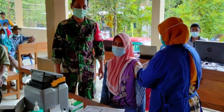 Babinsa Ramil 0811/19 Montong Tuban Bersama Tenaga Kesehatan Galang Warga Ikuti Serbuan Vaksin