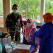 Babinsa Ramil 0811/19 Montong Tuban Bersama Tenaga Kesehatan Galang Warga Ikuti Serbuan Vaksin