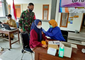 Babinsa Dan Nakes Montong Tuban Ajak Warga Binaan Ikuti Vaksinasi Demi Tingkatkan Herd Immunity Warga Pedesaan