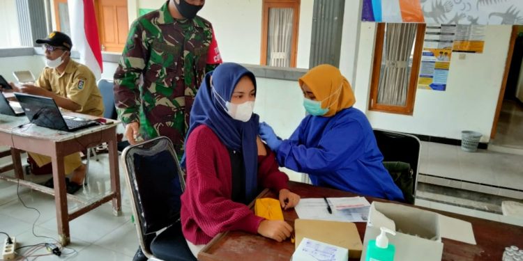 Babinsa Dan Nakes Montong Tuban Ajak Warga Binaan Ikuti Vaksinasi Demi Tingkatkan Herd Immunity Warga Pedesaan