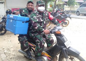 Babinsa Koramil 0811/19 Montong Tuban Rela Antarkan Dosis Vaksin Bagi Warganya
