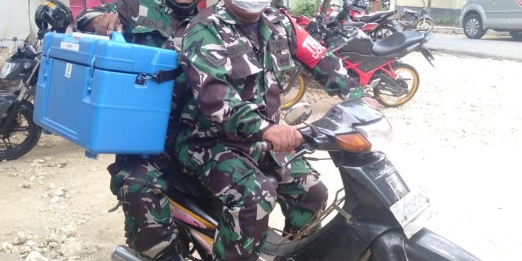 Babinsa Koramil 0811/19 Montong Tuban Rela Antarkan Dosis Vaksin Bagi Warganya