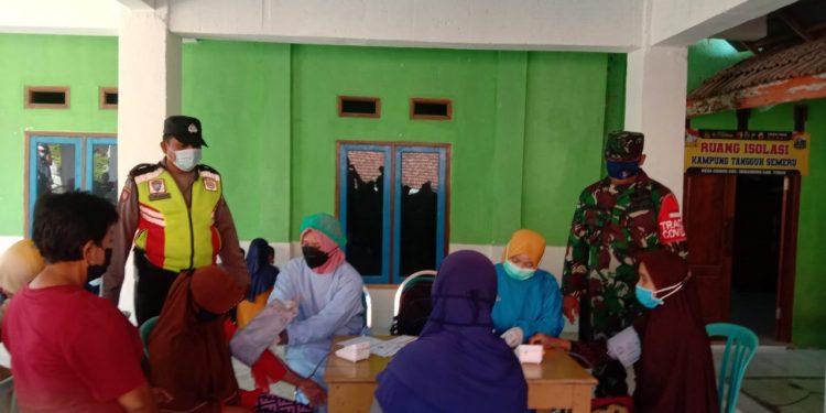Babinsa dan Bhabinkamtibmas Semanding Tuban Dampingi Vaksinasi di Desa Binaan