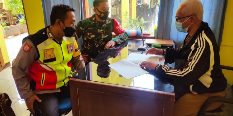 Babinsa Bersama babhinkamtibmas Laksanakan Komsos Di Kantor Lurah Kingking