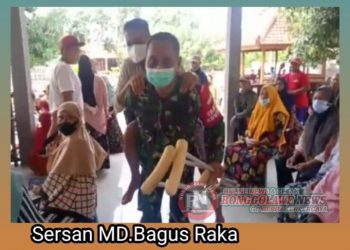 Demi Mendapatkan Dosis Vaksin, Sersan MD.Bagus Raka, Rela Gendong Lansia,