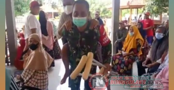 Demi Mendapatkan Dosis Vaksin, Sersan MD.Bagus Raka, Rela Gendong Lansia,
