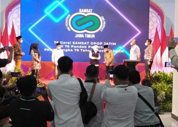 Gubernur Jatim Melouncing 76 Gerai Samsat One Pesantren One Product (OPOP) di Ponpes IKHAC Mojokerto        