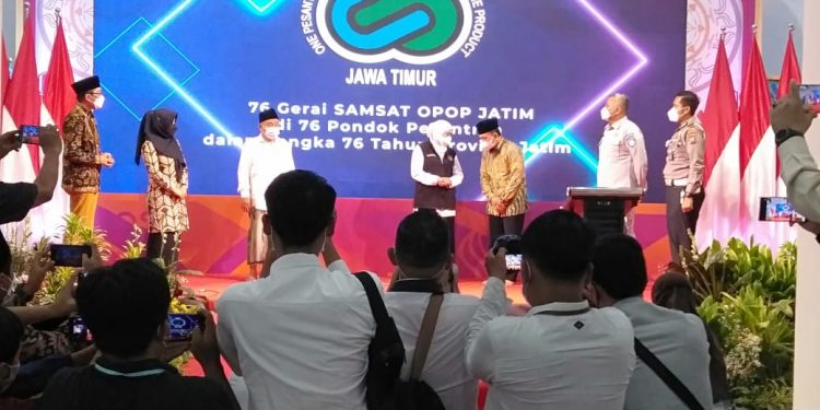 Gubernur Jatim Melouncing 76 Gerai Samsat One Pesantren One Product (OPOP) di Ponpes IKHAC Mojokerto        