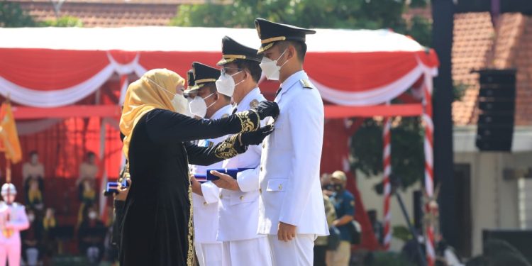 Lencana Jer Basuki Mawa Beya Emas Diterima Mas Lindra Dari Gubernur Jatim