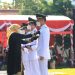 Lencana Jer Basuki Mawa Beya Emas Diterima Mas Lindra Dari Gubernur Jatim